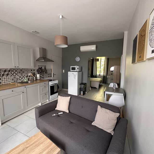 Meublé thouvenot - "celui de droite"