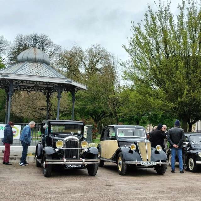 Rassemblement mensuel de voitures et camions anciens