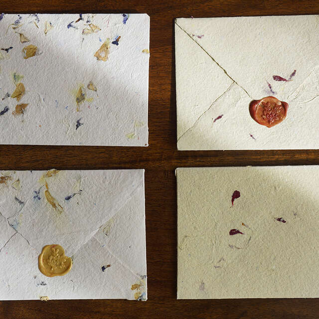 Atelier papier recyclé avec pétales