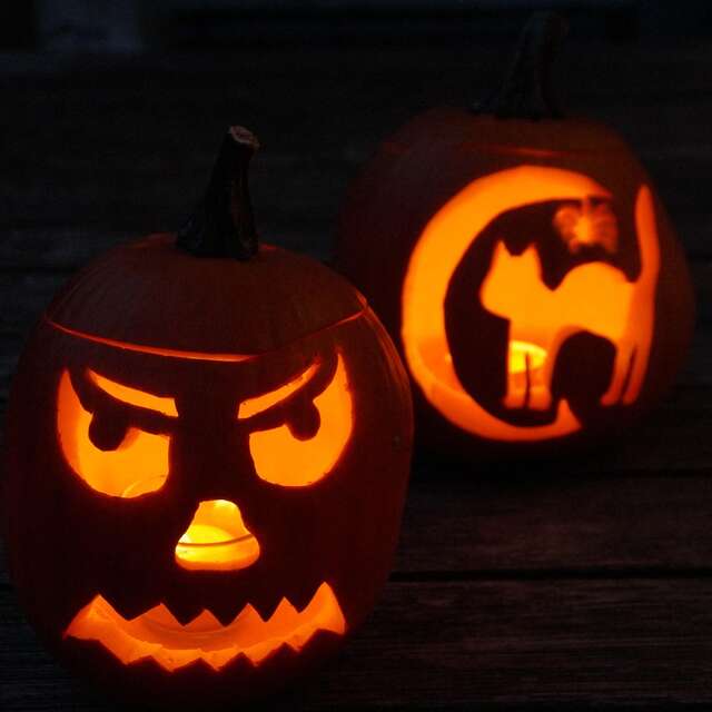 Halloween-Kids auf der Eisbahn