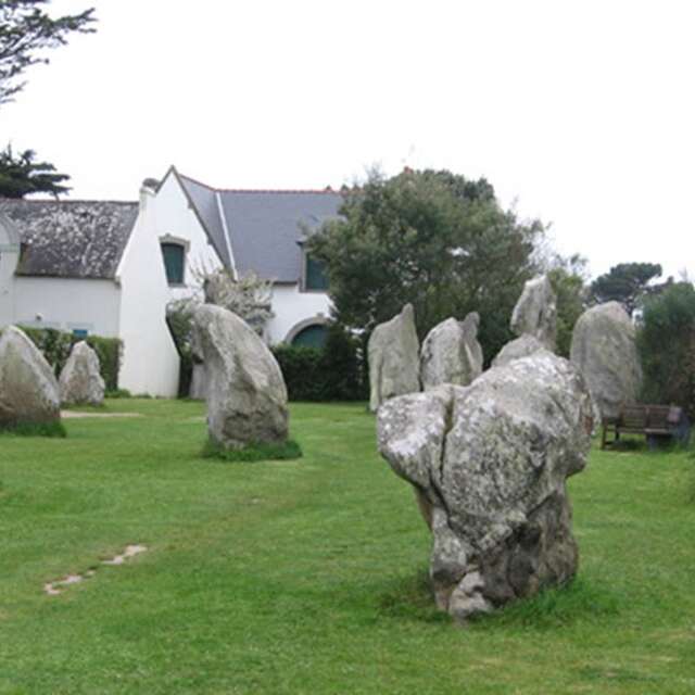 Enceinte et alignements de Kerbourgnec