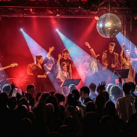Festival Extérieur-Jour | Karaoké Social Club + (H)être, spectacle