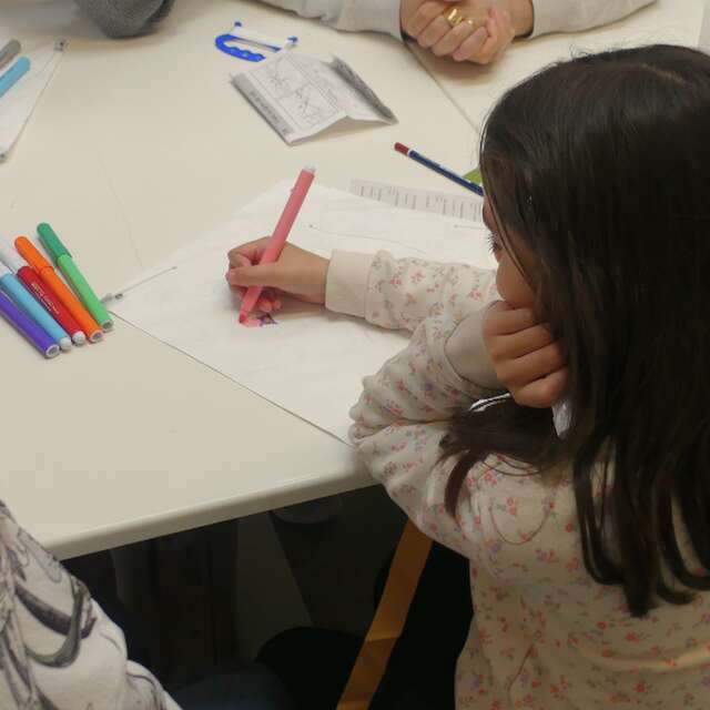 Confection d'un cerf-volant à Terres d'Oiseaux
