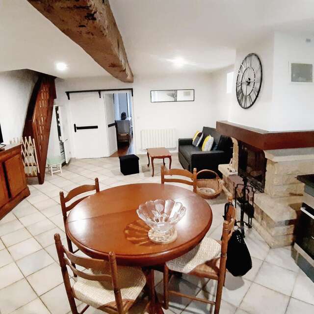 DANS LA MAISON D'À CÔTÉ