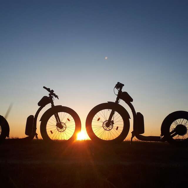 Balade sur la plage au coucher du soleil en Tchanquaroue
