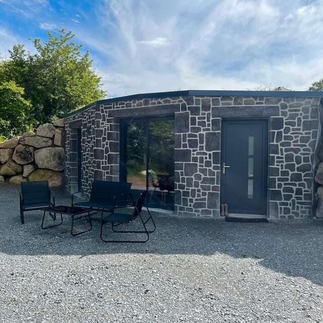 Hébergement insolite : cabane enterrée avec étang