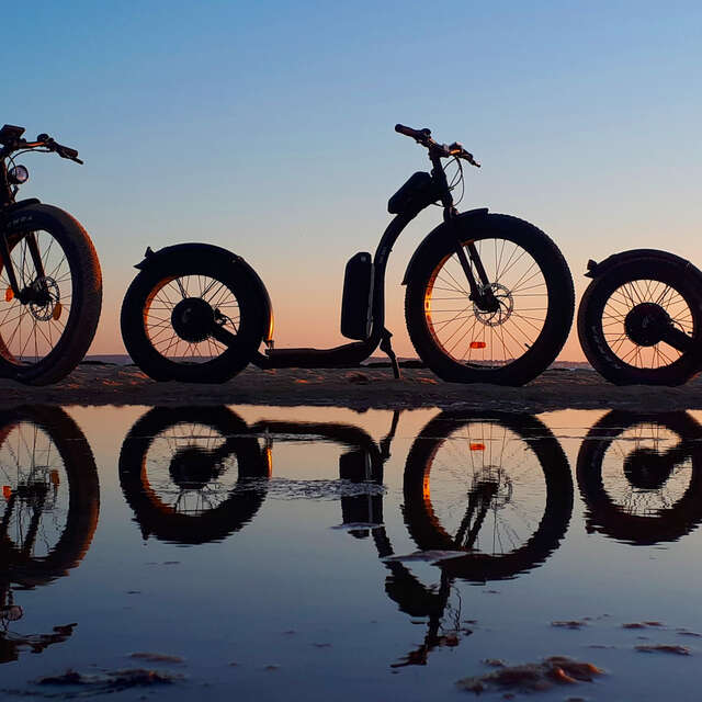Balade sur la plage au coucher du soleil en Tchanquaroue