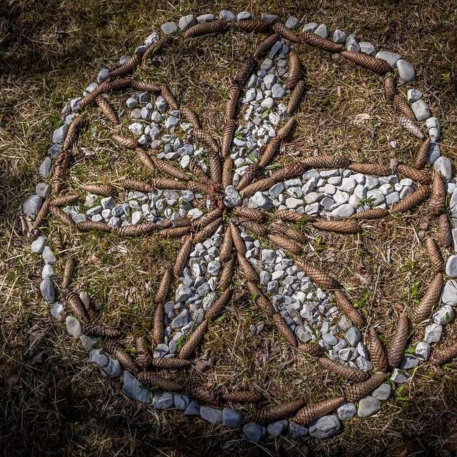 Atelier nature à la ferme : land'art - portrait de monstres