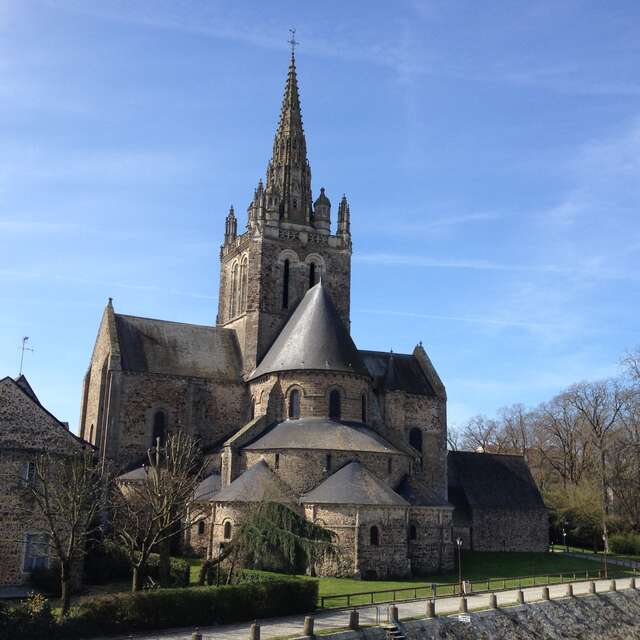BASILIQUE NOTRE-DAME D'AVESNIÈRES