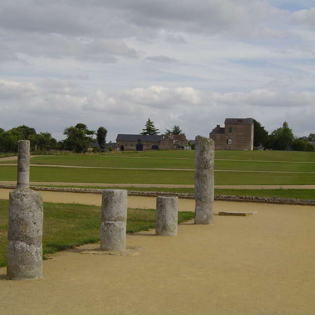 JUBLAINS - BOIS ET CHAPELLES