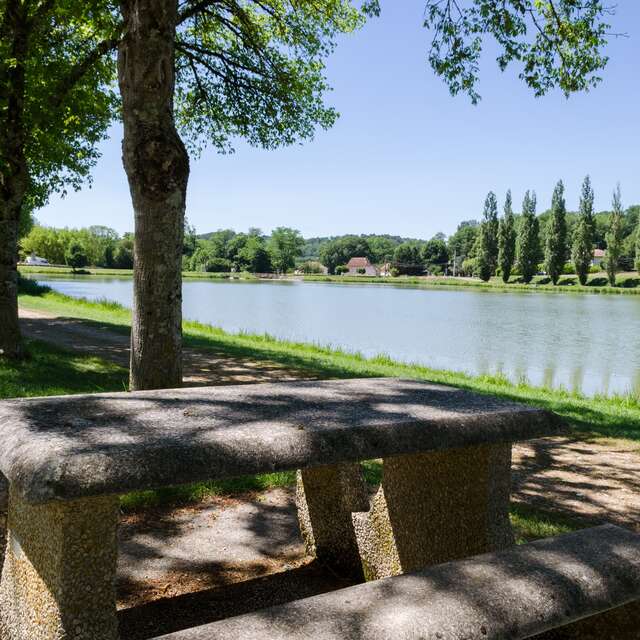 Aire De Pique-Nique Du Plan D'Eau
