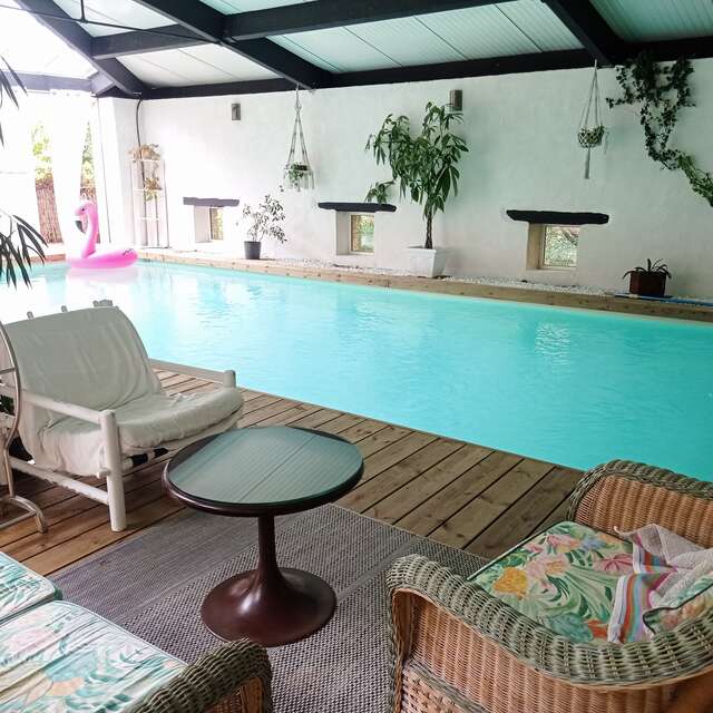 Grange loft avec piscine intérieure