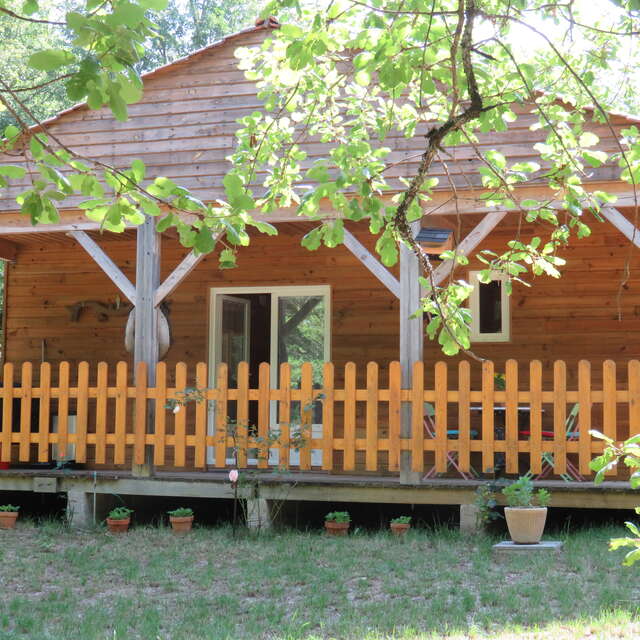 Le chalet au milieu des chênes