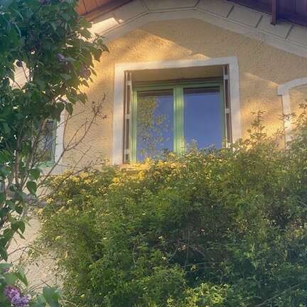 La maisonnette dans les roses
