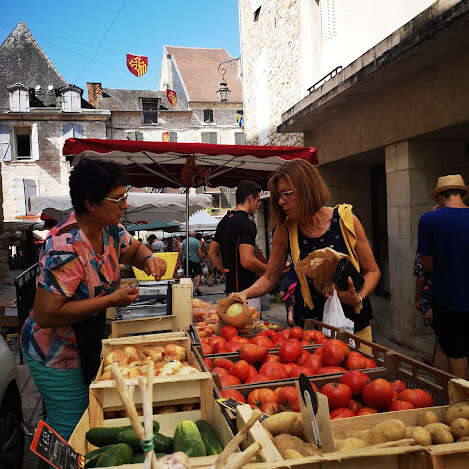 Marché dominical à Souillac