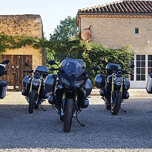 Location de motos Caday rouge