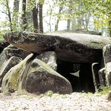 DOLMEN DE LA CONTRIE A ERNEE