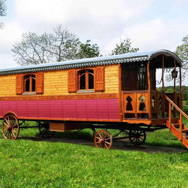 Une Roulotte et des chevaux