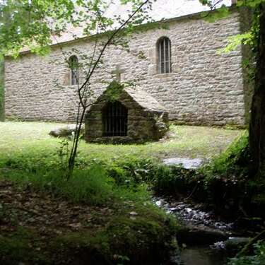 Chapelle et menhir Saint-Maurice des Bois (XVè et XVIIIè s.)