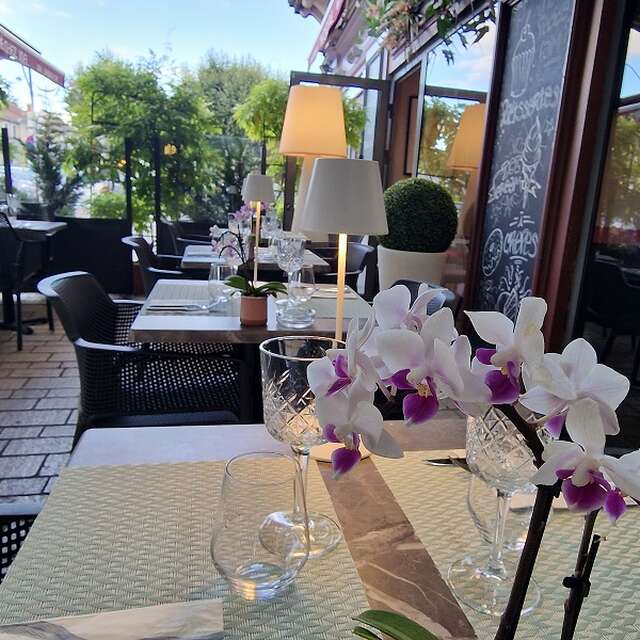 Le Petit Paris Grand Café Castel