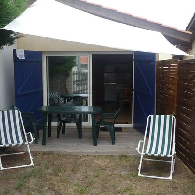 Madame Nadège LOUIS