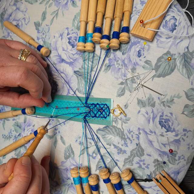 Ateliers tissage sur de petits métiers à tisser au Musée du Paysan Gascon