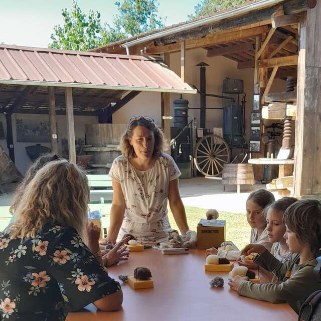 Atelier laine au Musée du Paysan Gascon