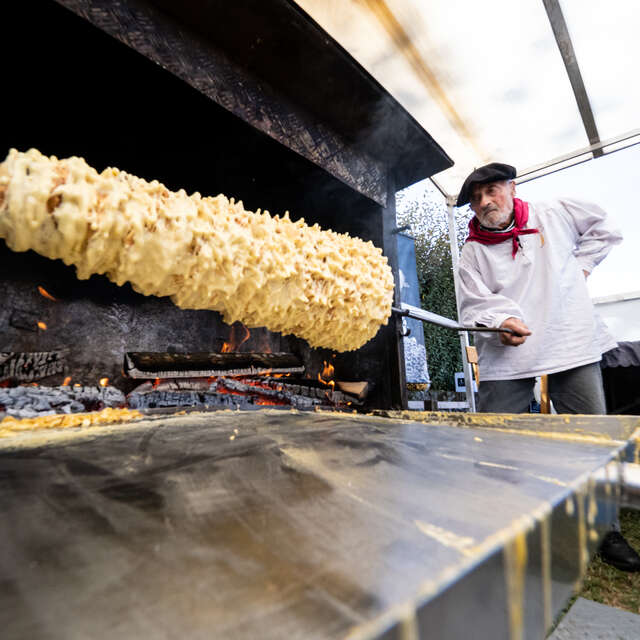 Marché de producteurs et démonstration de préparation de gâteau à la broche