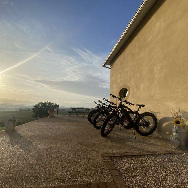LOCATION DE VÉLOS A ASSISTANCE ELECTRIQUE AU CHÂTEAU DU POUEY