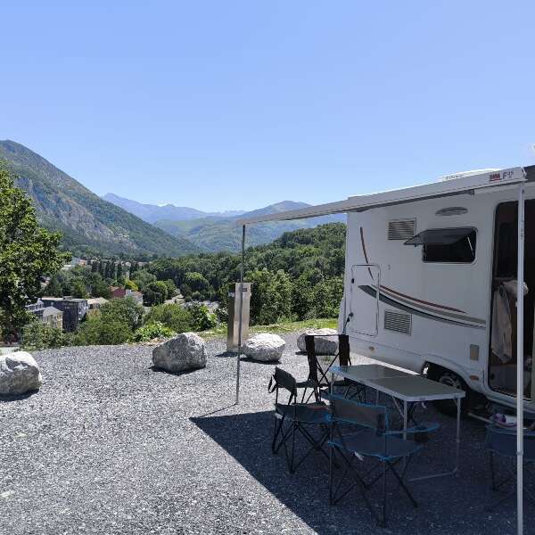 PARKING GOSUN LOURDES - CAMPING-CARS - VOITURES - BUS
