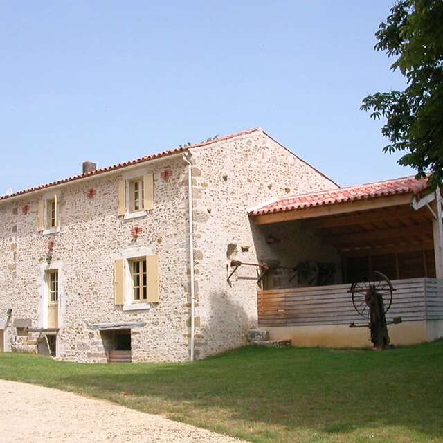 Maison en pierres et son moulin à eau avec piscine et spa