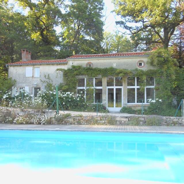 LA BOULANGERIE MAISON POUR 11 PERSONNES AVEC PISCINE PRIVÉE À VOUVANT (85)