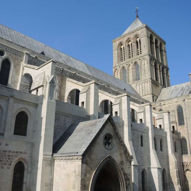 LES GISANTS DE L’ABBATIALE DE LA SAINTE TRINITÉ