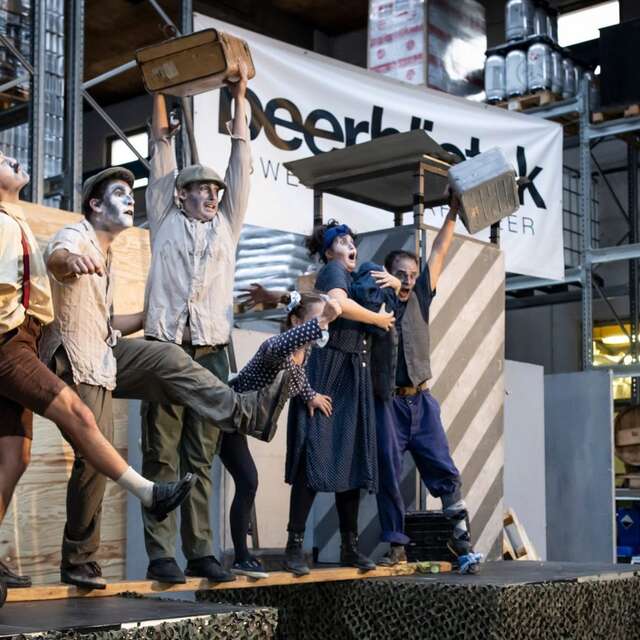 TRAVERSER LA RIVIÈRE SOUS LA PLUIE