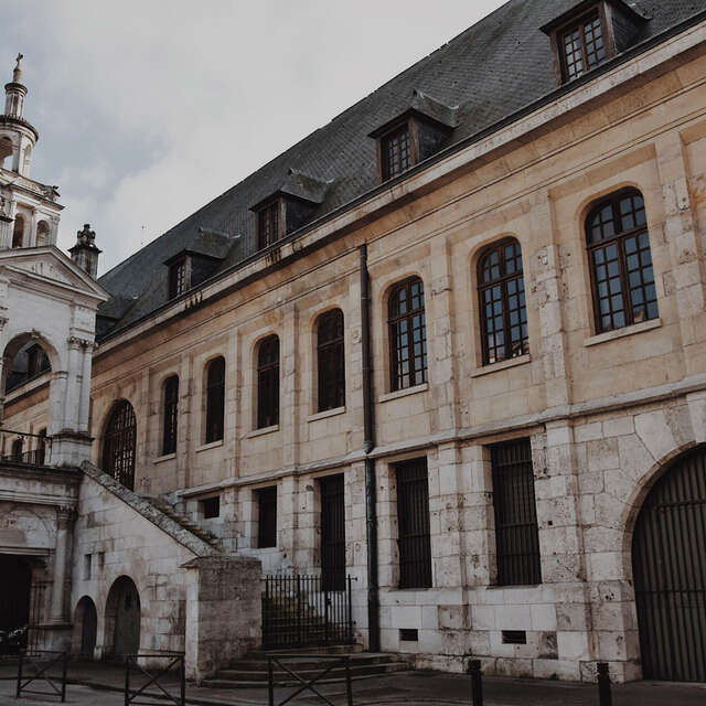Forum Jobs d'été à la Halle aux Toiles