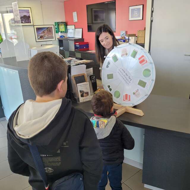 [Jeux enfants] Un visiteur surprise à l'Office de Tourisme