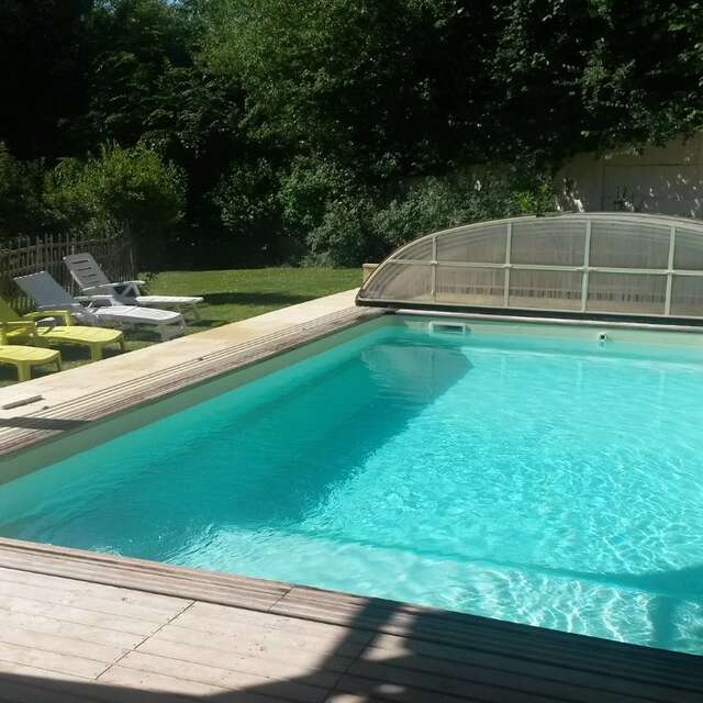 Maison en pierres et son moulin à eau avec piscine et spa