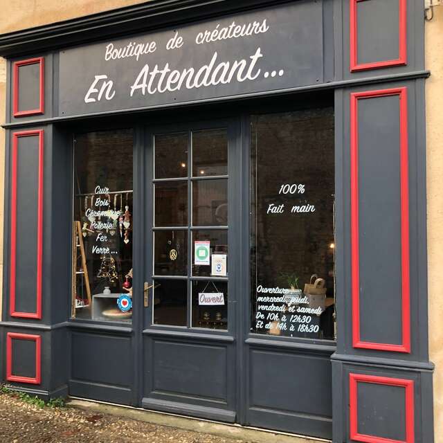 BOUTIQUE DE CRÉATEURS EN ATTENDANT...