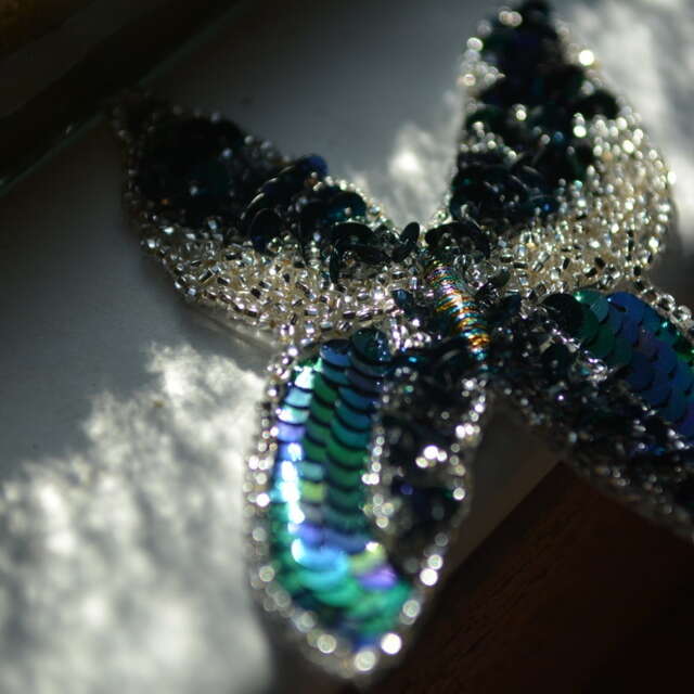 Brodeuse d'art en lumière