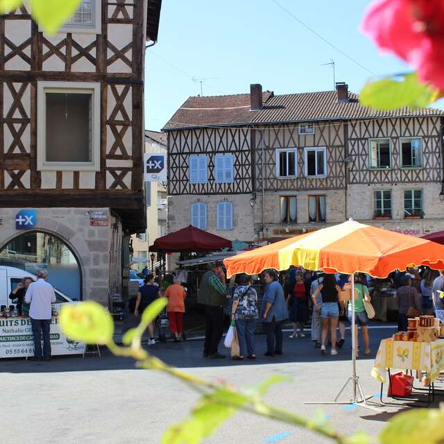 Marché hebdomadaire à Saint-Léonard de Noblat