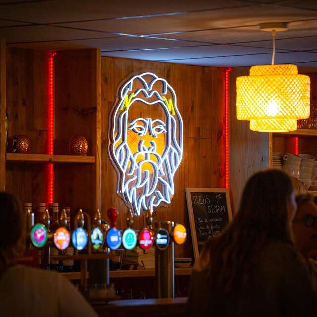 Papi Chulo hits latino avec Donn à Nom de Zeus