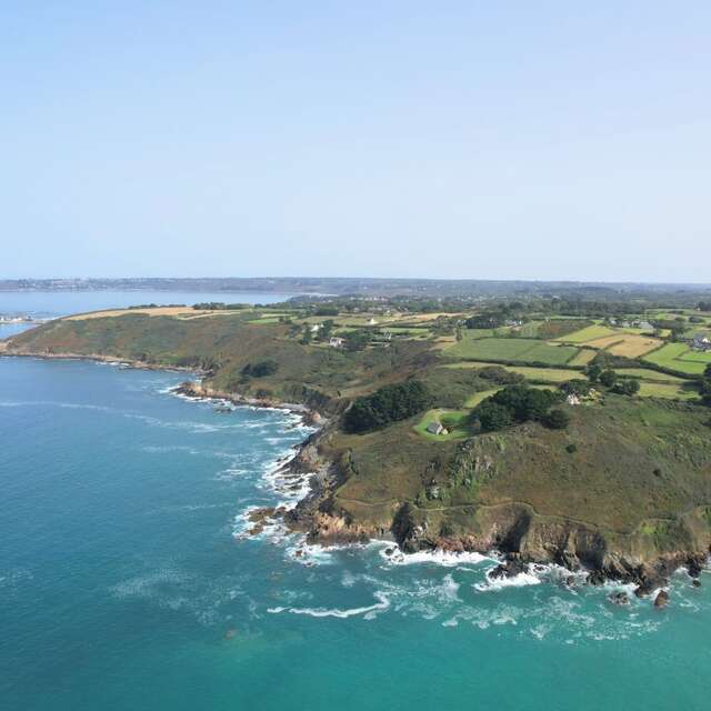 La côte de Locquémeau vue de la mer