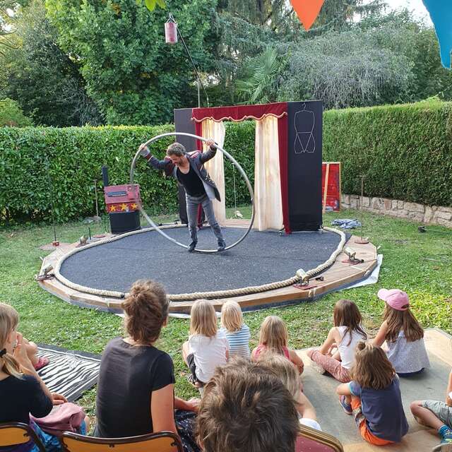 Festival Place aux Mômes: " L'attirail " de la compagnie La Plaine de Joie