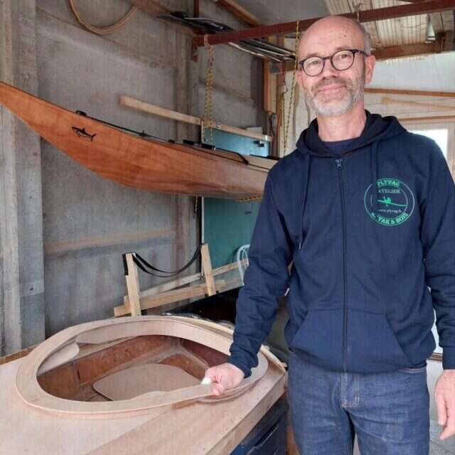 Visite guidée d'un atelier de fabrication de kayak en bois