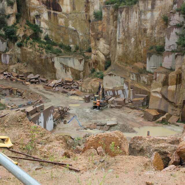 Visit a pink granite quarry, in English !