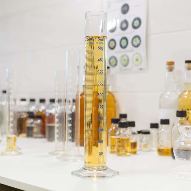 Atelier d'assemblage whisky - Skol Wiski Armorik