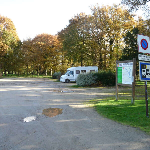Aire de stationnement de l'écluse