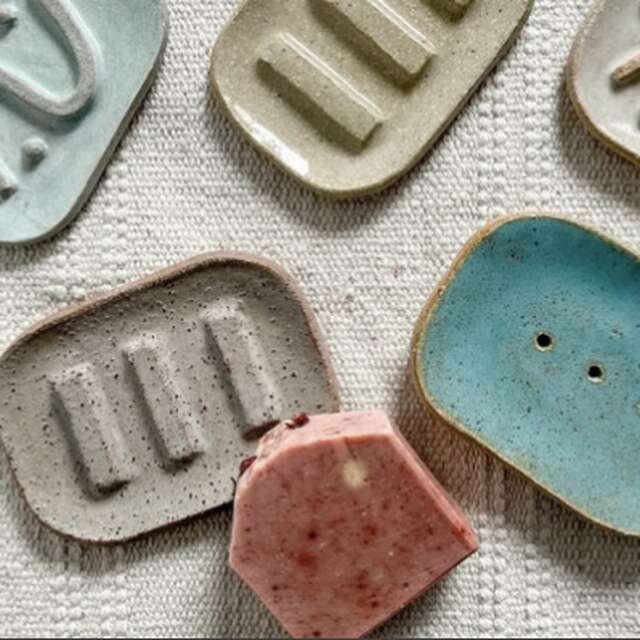 Créez vos pièces de salle de bain : porte-savon, gobelet, en céramique avec Chloe de l'Atelier Supernova.