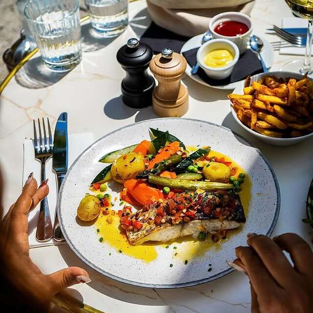 Le Petit Louvre Café