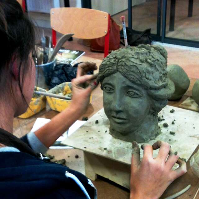 Atelier modelage adultes à l'Atelier-Musée de la Terre - Puycheny